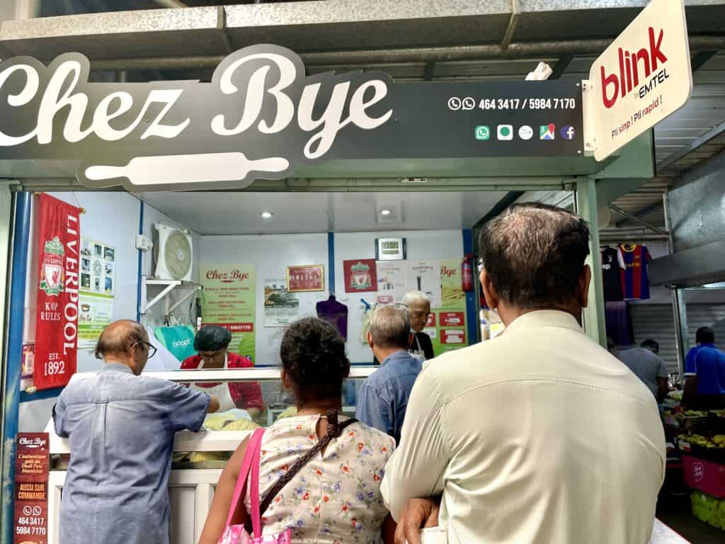 Chez Buy roti and dholl puri vendor in Arab Town Rose Hill. A line of customers in front of the vendor's stall.