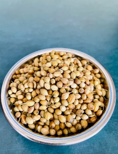 Coriander seeds in a bowl. Coriande dans un bol.