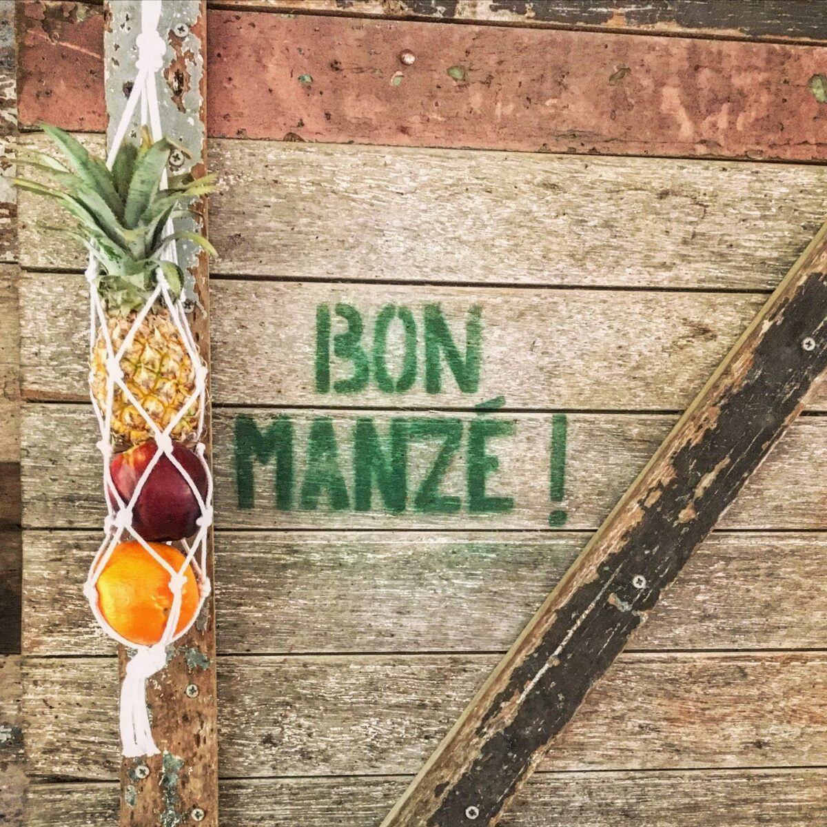Otentik Eco Tent - Romantic Honeymoon Mauritius - Display of pineapple, apple and orange and with a sprayed-on sign title "bon manze!"